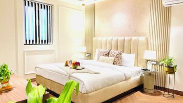 Deluxe Apartment | Desk, blackout curtains, iron/ironing board, free WiFi