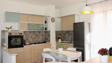 Kühlschrank, Ofen, Herdplatte, Wasserkocher mit Kaffee-/Teezubehör