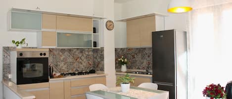 Fridge, oven, stovetop, coffee/tea maker