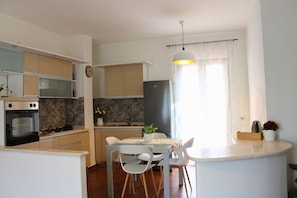 Réfrigérateur, four, plaque de cuisson, cafetière/bouilloire