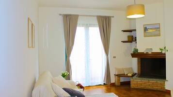 Smart-TV, Kamin, Bücher