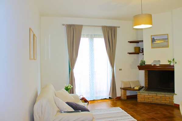 TV connectée, cheminée, livres