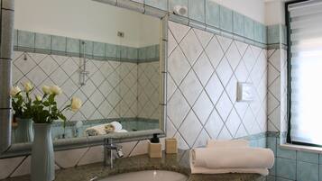 Jetted tub, hair dryer, bidet, towels