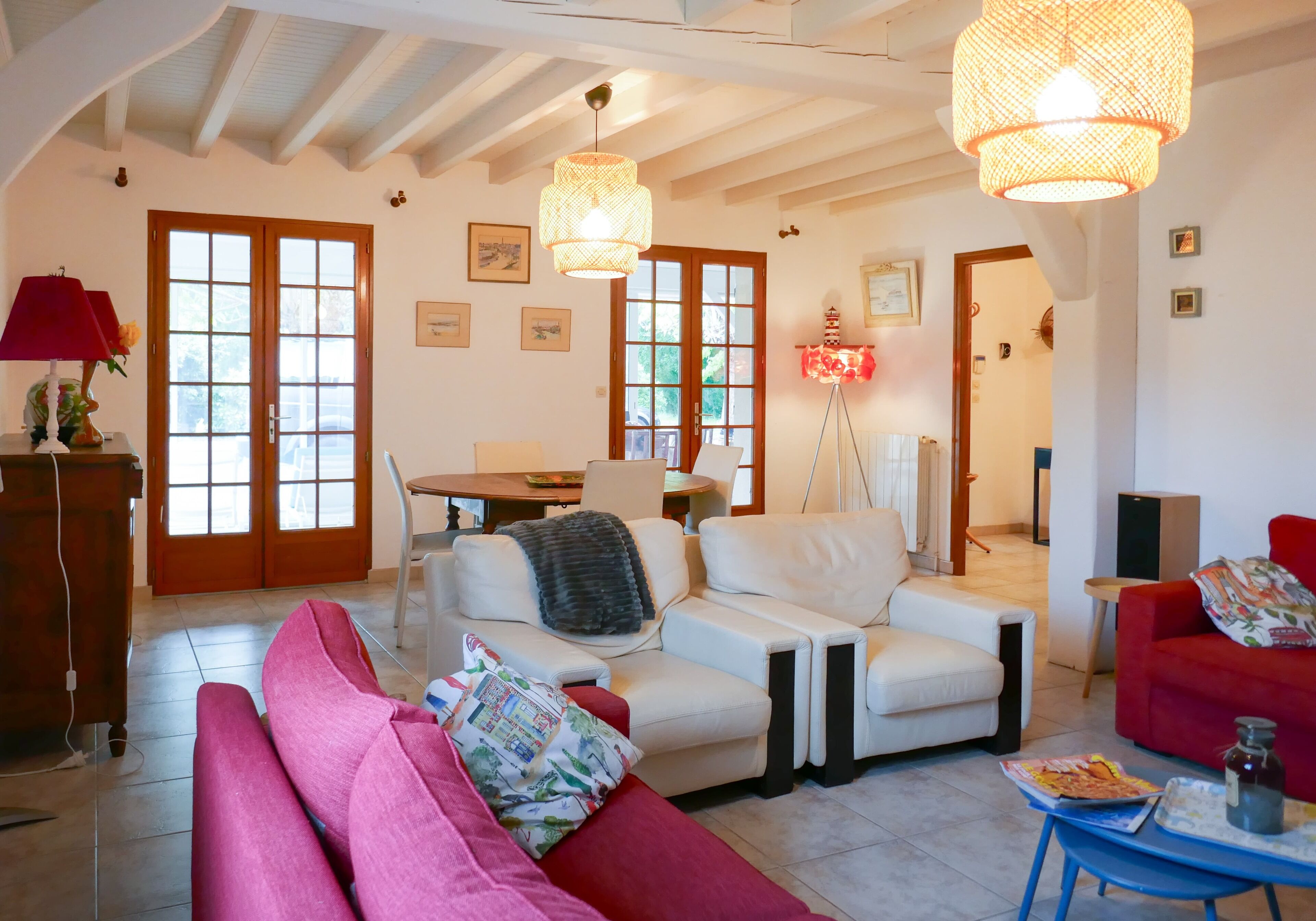 Télévision, cheminée, lecteur de DVD, baby-foot