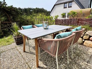 Outdoor dining - Die Ferienwohnung ist Gemütlich Eingerichtet und Bietet Platz für 4 Personen (Hörnum (Sylt))