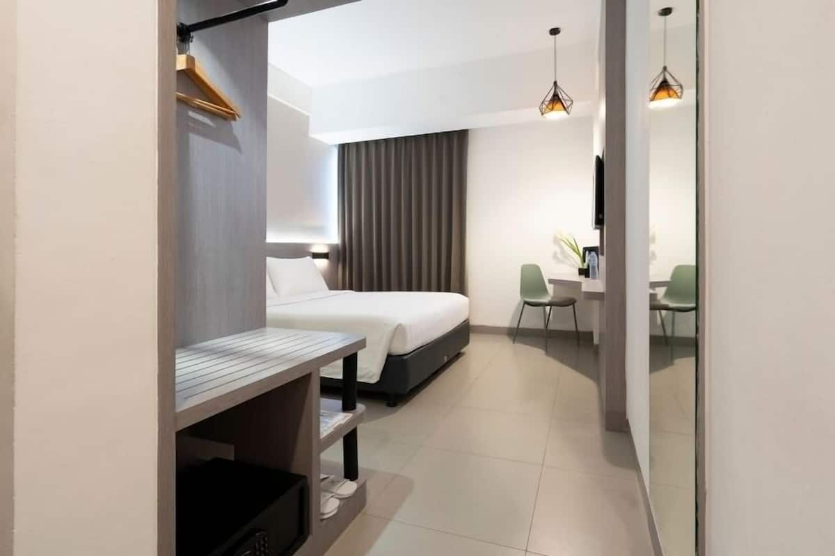 1 bedroom, desk, free WiFi, bed sheets