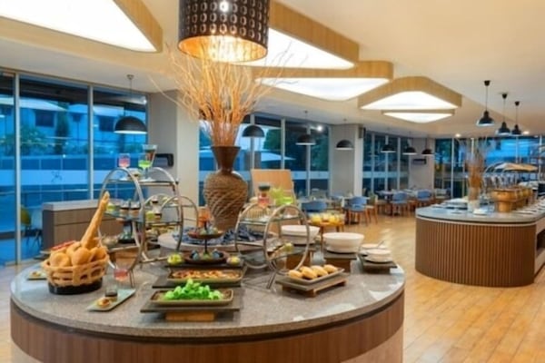 Termasuk sarapan bufet pada hujung minggu