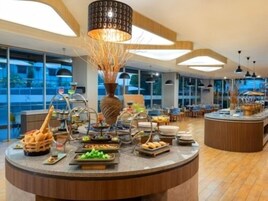 Free buffet breakfast on weekends