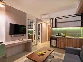 Suite Room | Private kitchen | Electric kettle