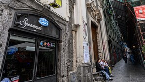 A narrow street with a building featuring a sign for 'Spaccapietro' and a visible staircase leading to an entrance. - Via Nilo 30 in Naples (Naples)