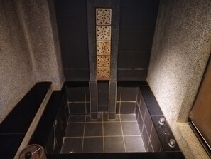 Chambre quadruple Standard | Salle de bain | Baignoire et douche sĂ©parĂ©es, baignoire Ă lâeau de source