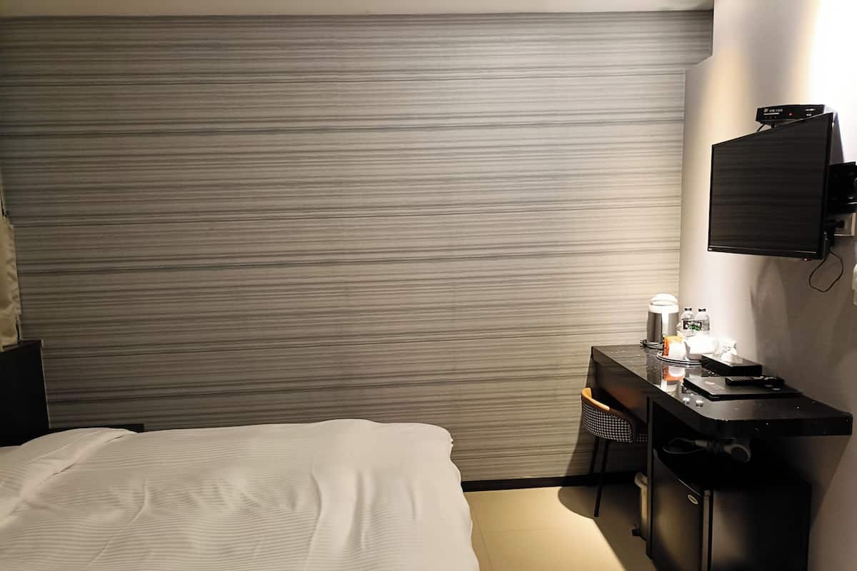 Kamar Double Standar | Selimut bulu angsa dan seprai linen