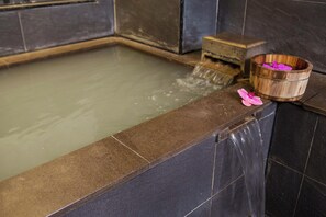 Chambre Standard double | Salle de bain | Baignoire et douche sĂ©parĂ©es, baignoire Ă lâeau de source