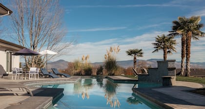 Unwind on 5 gated acres in Southern Oregon Wine Country—pool, hot tub, cedar sauna & mountain views. Sleeps 14 with room to spread out. Two miles to historic Jacksonville's tasting rooms, restaurants & Britt Fest.
