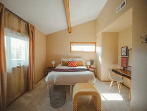 3 chambres, bureau, fer et planche à repasser, lit de bébé portatif