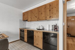 Frigorífico, horno, placa de cocina y lavavajillas