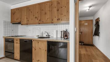 Kjøleskap, ovn, kokeplater og oppvaskmaskin