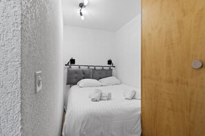 1 dormitorio, tabla de planchar con plancha, wifi gratis y ropa de cama