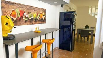 KĂŒhlschrank, Mikrowelle, Herdplatte, Wasserkocher