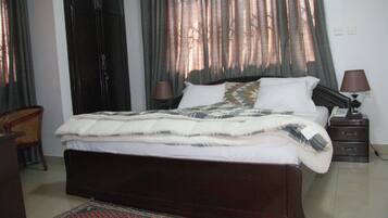 Standard Room, 1 Double Bed, Accessible, Private Bathroom | In-room safe, free WiFi