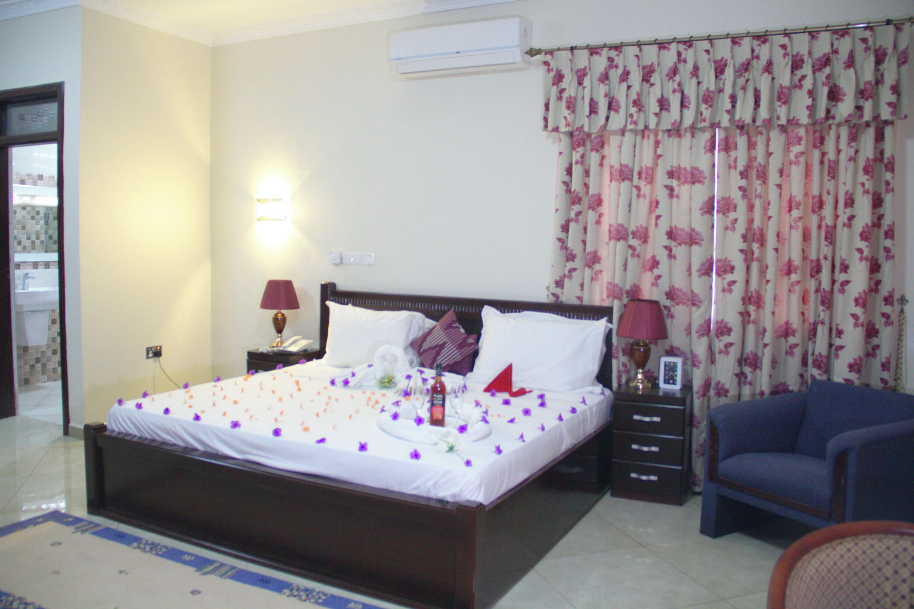 Premium Room, 1 King Bed, Accessible, Private Bathroom | In-room safe, free WiFi