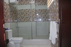 Habitación Premium, 1 cama de matrimonio grande, accesible para personas con discapacidad | Baño | Ducha, artículos de higiene personal gratuitos, albornoces y jabón