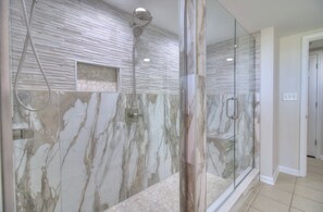 Regadera, toallas, papel de baño 