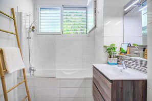 Een haardroger, handdoeken, zeep, toiletpapier