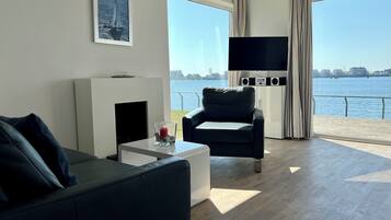 Televisión, reproductor de DVD, libros, estéreo