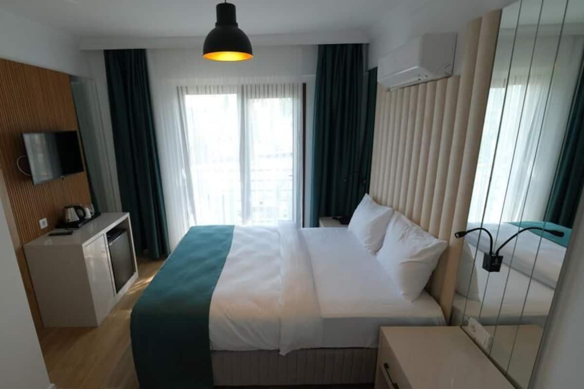 Economy kamer, 1 kingsize bed, uitzicht op stad | Verduisterende gordijnen, een strijkplank/strijkijzer, gratis wifi