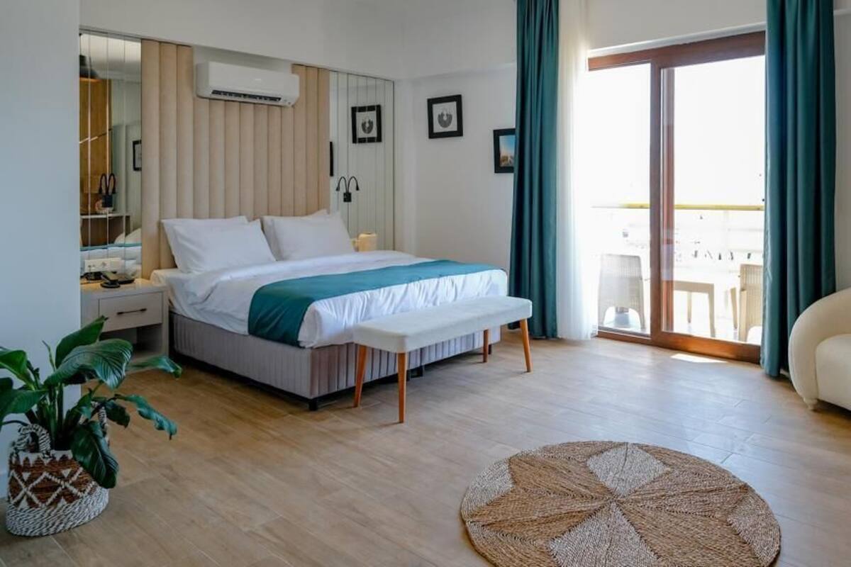 Un dormitorio moderno con una cama, una mesita de noche y una silla.