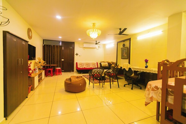 Family Apartment | 2 bedrooms, individually decorated, individually furnished, desk
