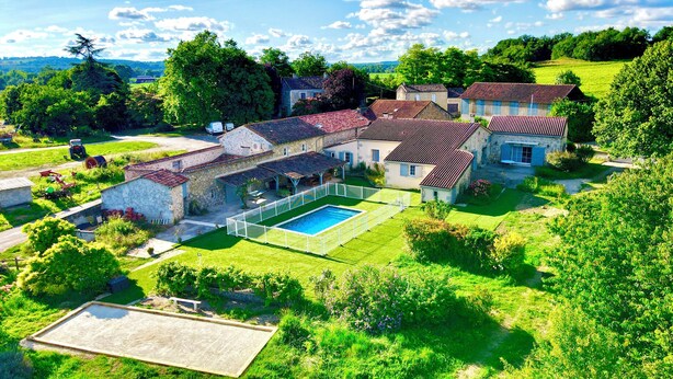 A large estate with multiple buildings, a swimming pool, and surrounding lush greenery. - Huge estate with swimming pool, cinema, reception hall, boules pitch and more (Nérac)