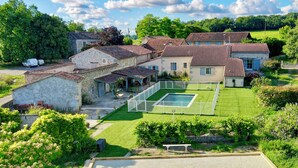 A residential property with a swimming pool, a tennis court, and a well-maintained garden. - Huge estate with swimming pool, cinema, reception hall, boules pitch and more (Nérac)