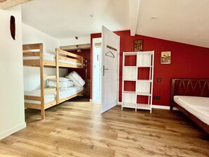 A room with a bunk bed, a white wardrobe, and a red wall. - Huge estate with swimming pool, cinema, reception hall, boules pitch and more (Nérac)