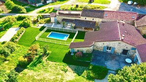 An aerial view of a property with a swimming pool, stone buildings, and a well-maintained lawn. - Huge estate with swimming pool, cinema, reception hall, boules pitch and more (Nérac)