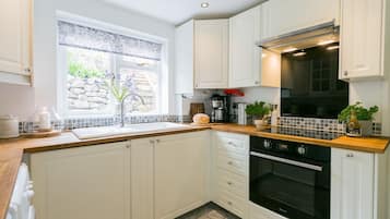 Kühlschrank, Mikrowelle, Ofen, Wasserkocher mit Kaffee-/Teezubehör