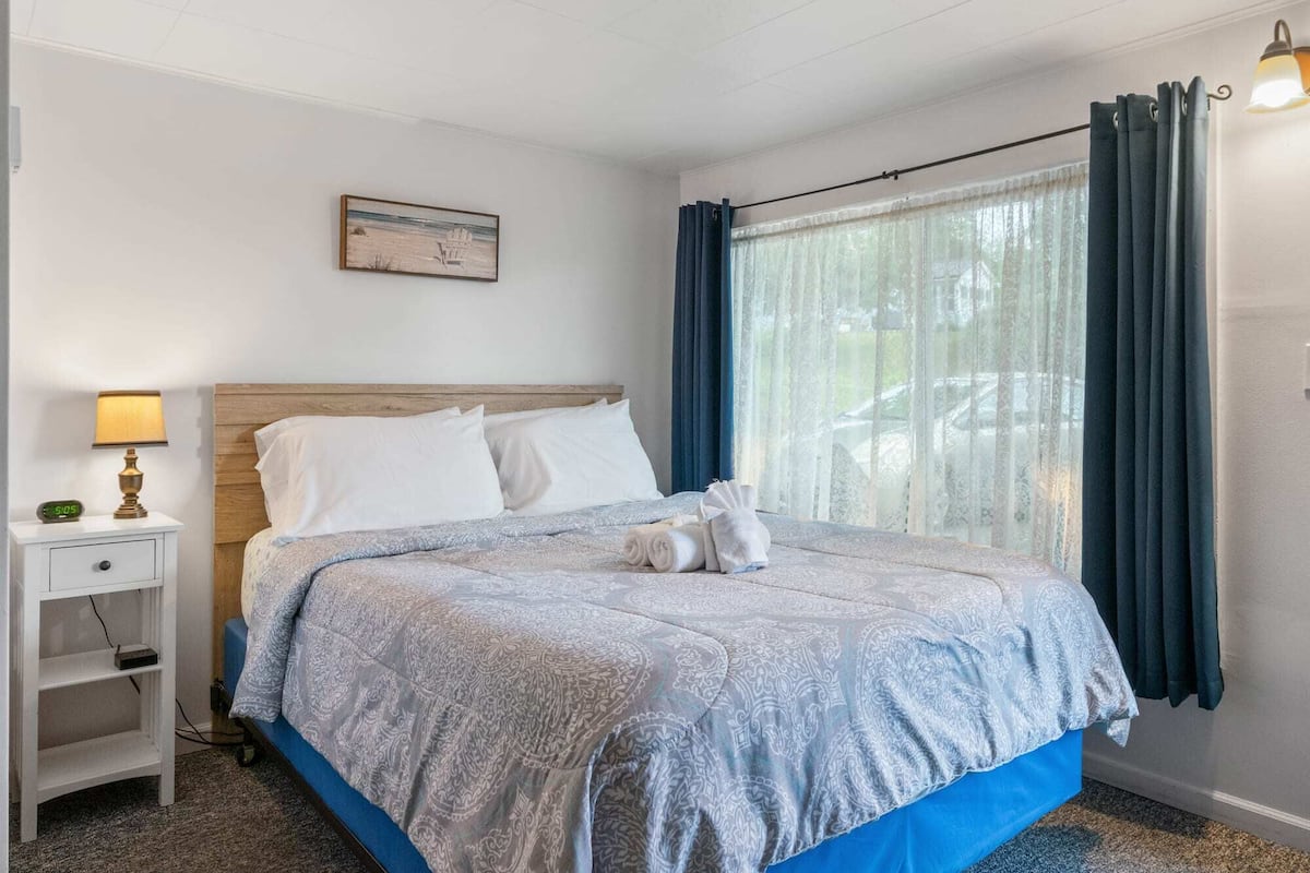 Family House, 1 Queen Bed | 1 bedroom, iron/ironing board, free WiFi