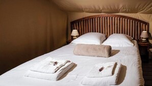 A neatly made bed with white linens and two towels folded on top. - Dormir au Chant des Loups - 1 (Sury-aux-Bois)
