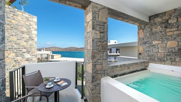 Premium Room with Jetted Tub & Sea View | Terassi/patio