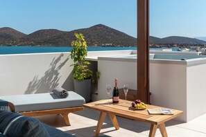 Executive Room with Outdoor Jetted Tub & Sea View | Terraço/pátio