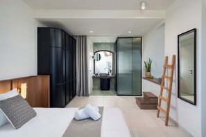 Premium Room with Jetted Tub & Sea View | Cofres nos quartos, quartos à prova de som