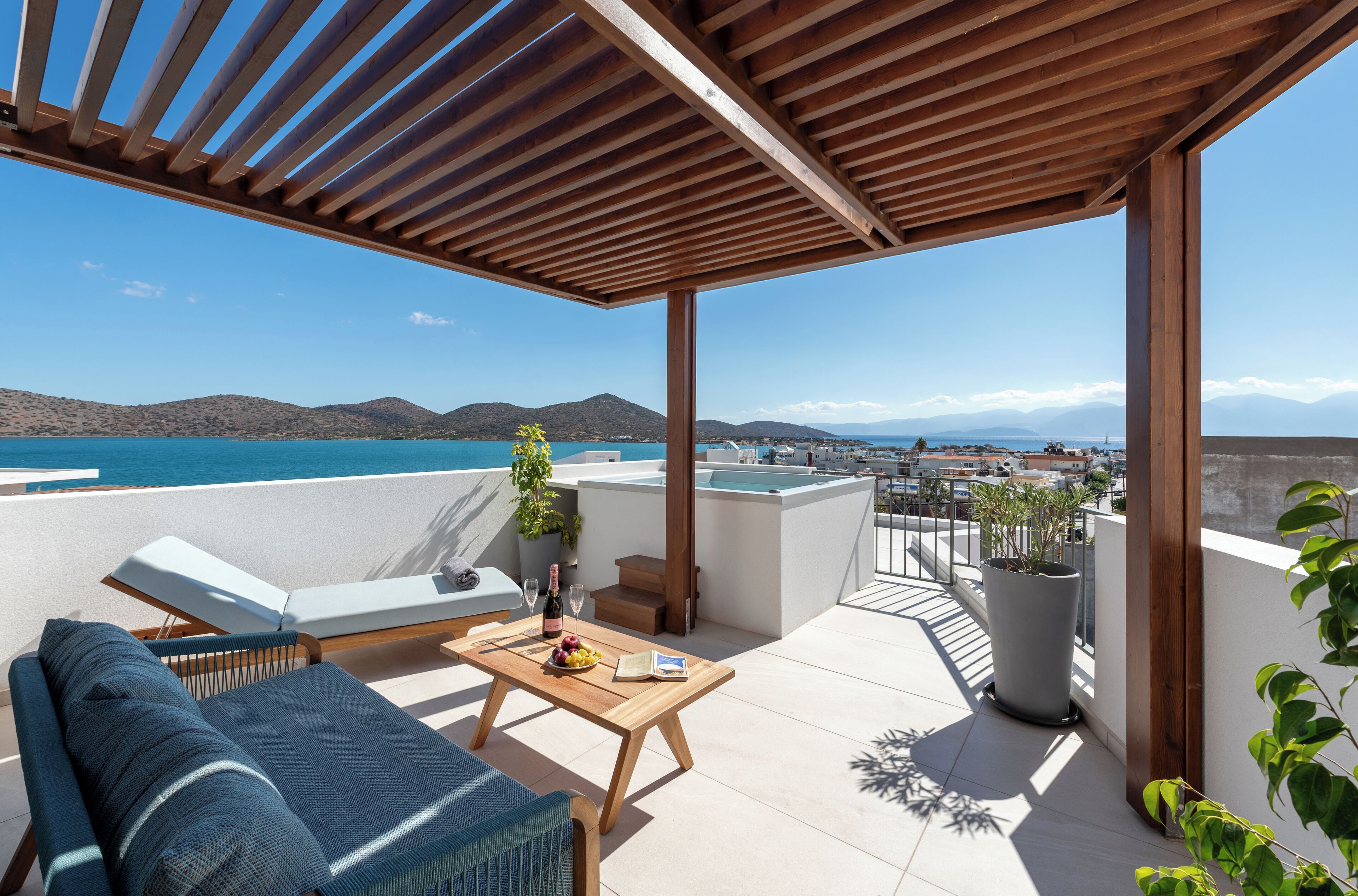 Executive Room with Outdoor Jetted Tub & Sea View | Terrace/patio