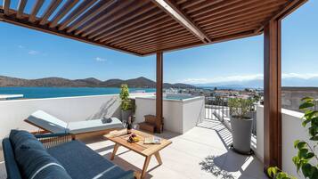 Executive Room with Outdoor Jetted Tub & Sea View | Terrace/patio