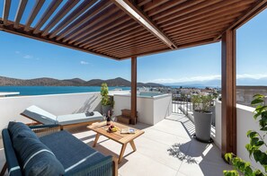 Executive Room with Outdoor Jetted Tub & Sea View | テラス / パティオ