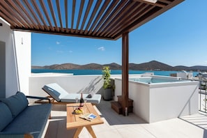 Executive Room with Outdoor Jetted Tub & Sea View | Terraza o patio