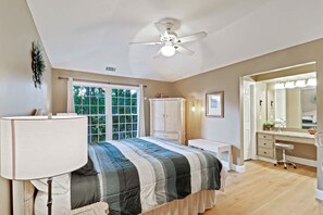 3 Schlafzimmer, Schreibtisch, Bügeleisen/Bügelbrett, Reisekinderbett