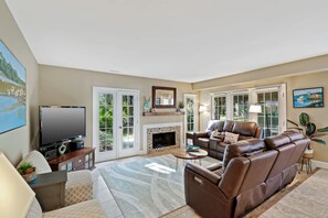 TV, offices - 108 Evian Villa near Tennis, Pickleball, Pool & Beach (Hilton Head Island)