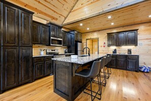 ثلاجة، ميكروويف، فرن، موقد طهي مسطح