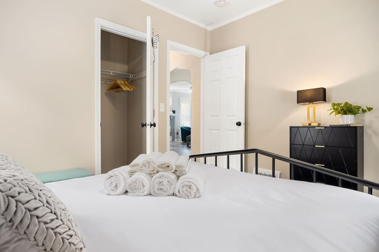 3 makuuhuonetta, työpöytä, silitysrauta/-lauta, ilmainen Wi-Fi